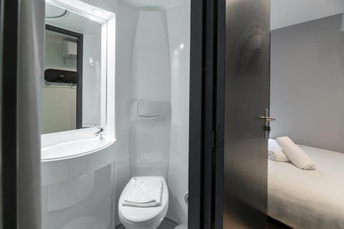 Habitación Doble Económica del hotel easyHotel Victoria. Foto 8