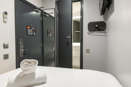 Habitación Doble Económica - Sin ventana del hotel easyHotel Victoria. Foto 5