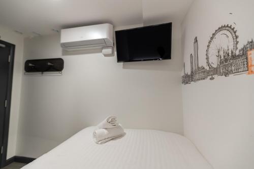 Habitación Doble Económica - Sin ventana del hotel easyHotel Victoria. Foto 6