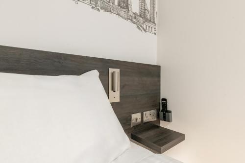 Habitación Doble Económica - Sin ventana del hotel easyHotel Victoria. Foto 7