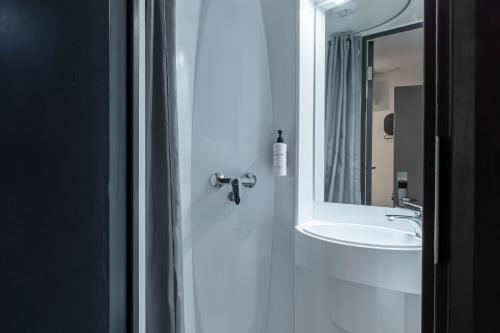 Habitación Doble Económica - Sin ventana del hotel easyHotel Victoria. Foto 10