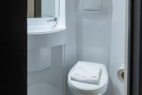 Habitación Doble Económica - Sin ventana del hotel easyHotel Victoria. Foto 11