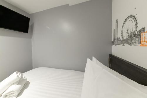 Habitación Doble Estándar - Sin ventana del hotel easyHotel Victoria. Foto 3