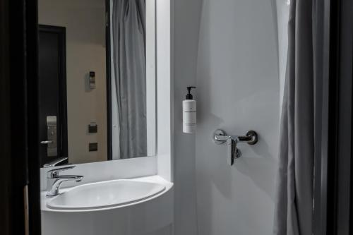 Habitación Doble Estándar - Sin ventana del hotel easyHotel Victoria. Foto 4