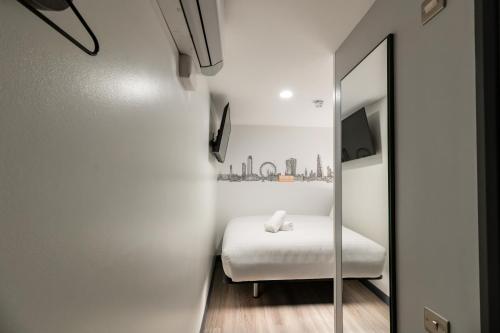 Habitación Doble Estándar - Sin ventana del hotel easyHotel Victoria. Foto 5