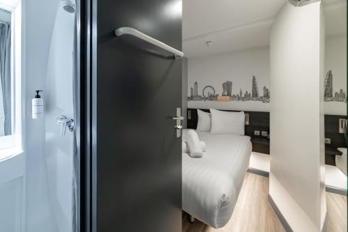 Habitación Doble Estándar - Sin ventana del hotel easyHotel Victoria. Foto 6