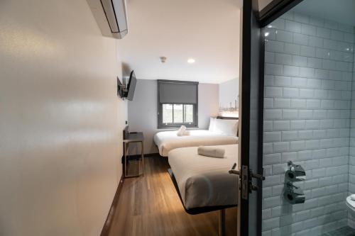 Habitación Triple Familiar del hotel easyHotel Victoria. Foto 1