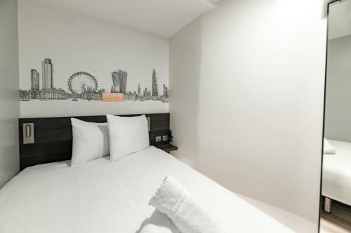 Habitación Doble Estándar - Sin ventanas del hotel easyHotel Victoria. Foto 7