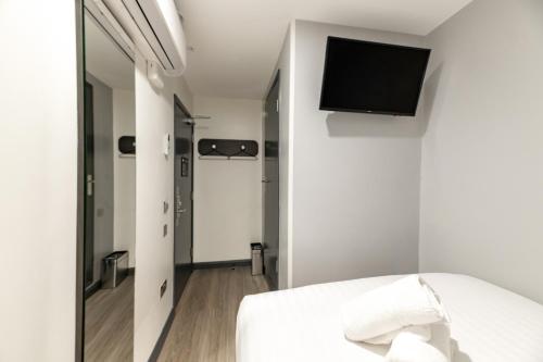 Habitación Doble Estándar - Sin ventanas del hotel easyHotel Victoria. Foto 8