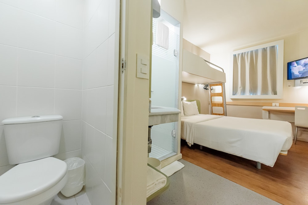 Habitación, varias camas (Funcional, Minibar) del hotel ibis budget Vitoria. Foto 3