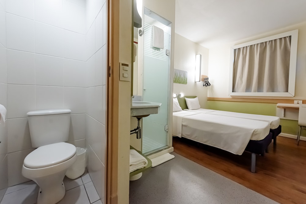 Habitación, varias camas (Funcional, Minibar) del hotel ibis budget Vitoria. Foto 4