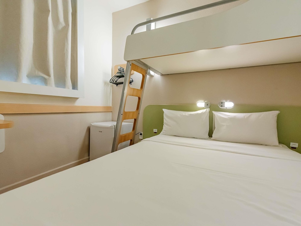 Habitación, varias camas (Funcional, Minibar) del hotel ibis budget Vitoria. Foto 9