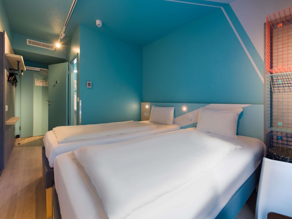 Habitación Estándar con cama doble y litera del hotel Ibis Budget Hamburg City. Foto 1