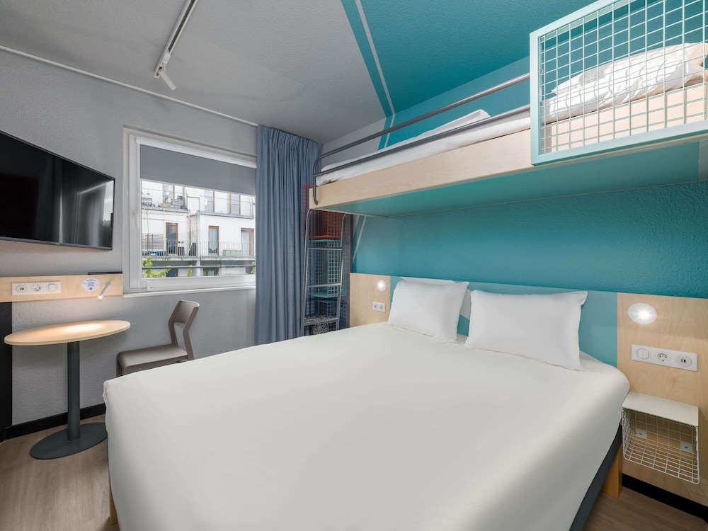 Habitación Estándar con cama doble y litera del hotel Ibis Budget Hamburg City. Foto 2