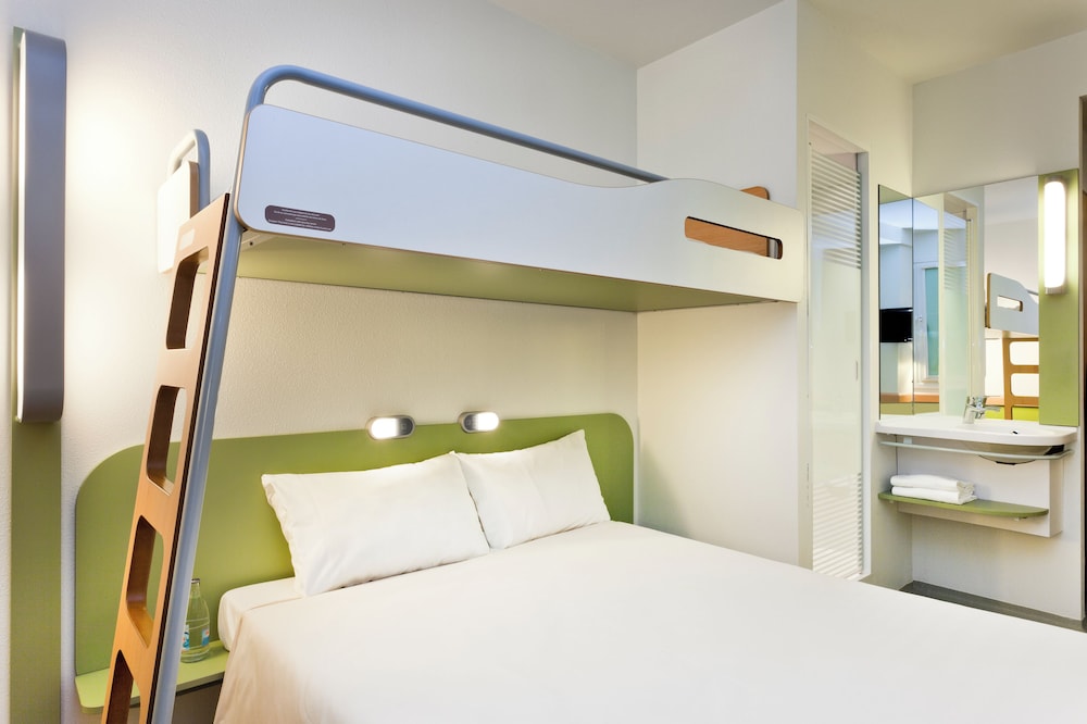 Habitación Estándar con cama doble y litera del hotel Ibis Budget Hamburg City. Foto 7