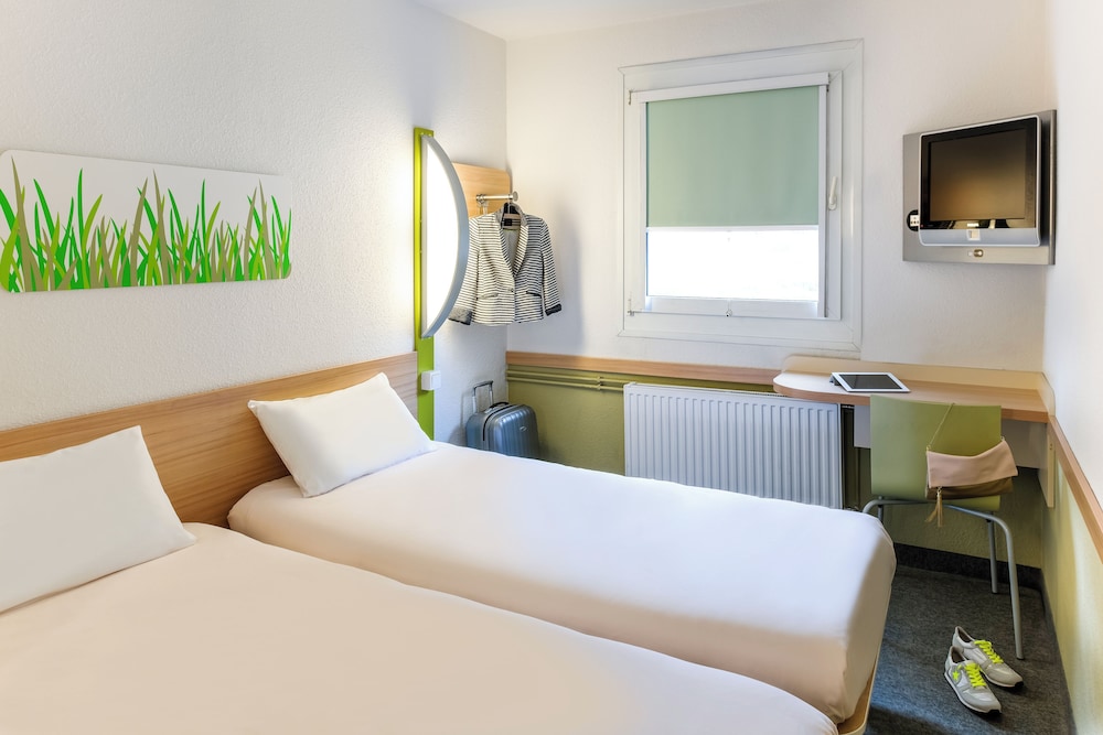 Habitación estándar con 2 camas individuales del hotel Ibis Budget Hamburg City. Foto 6