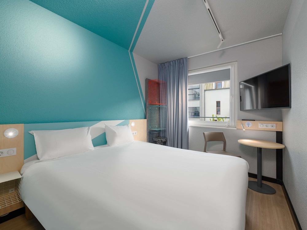 Habitación doble compacta con distribución inteligente del hotel Ibis Budget Hamburg St Pauli Messe