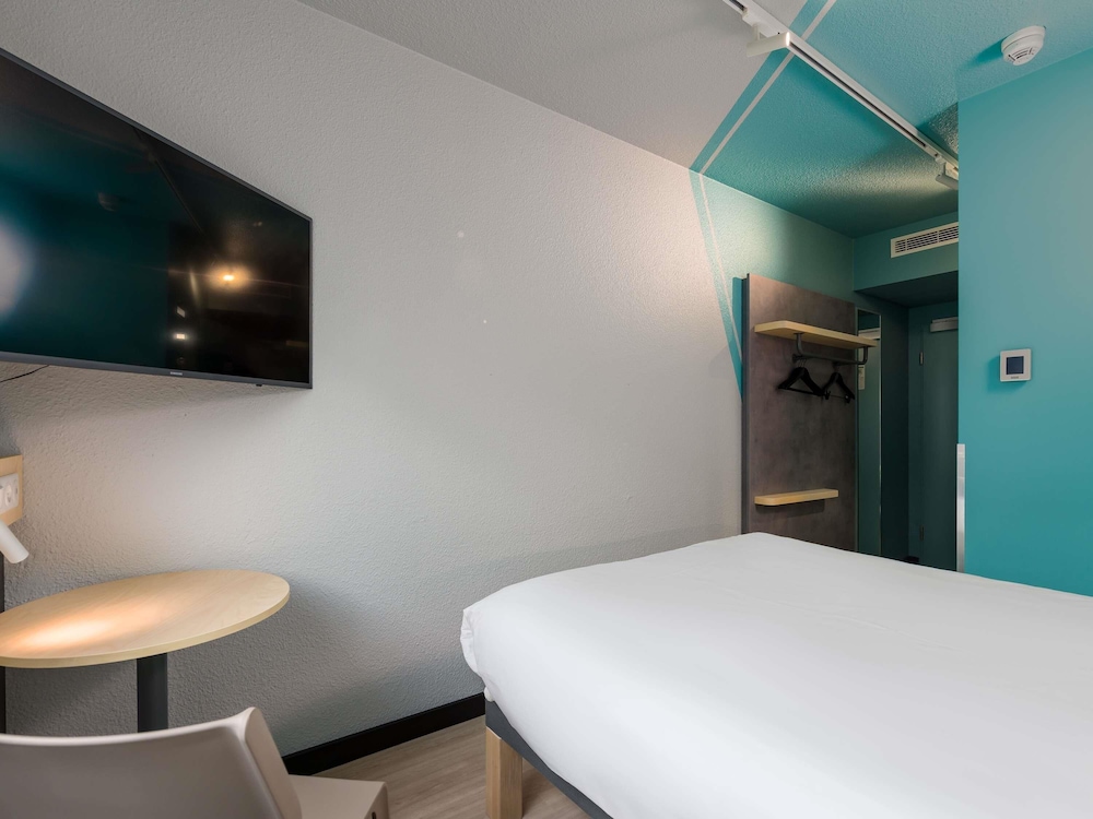 Habitación doble compacta con distribución inteligente del hotel Ibis Budget Hamburg St Pauli Messe. Foto 5