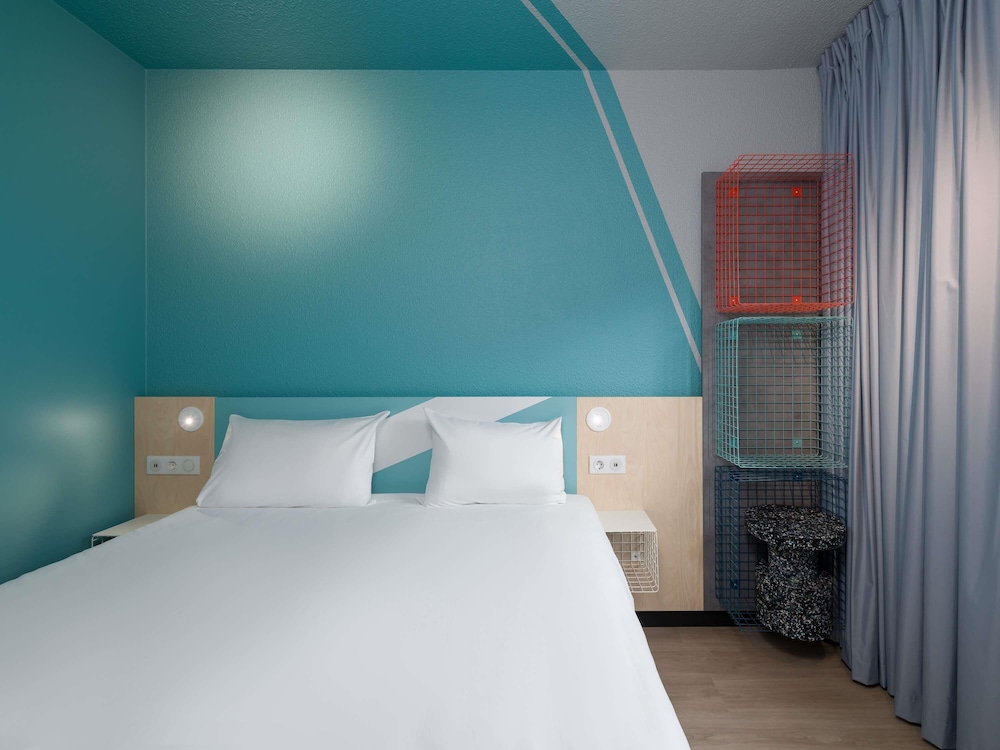 Habitación doble compacta con distribución inteligente del hotel Ibis Budget Hamburg St Pauli Messe. Foto 6