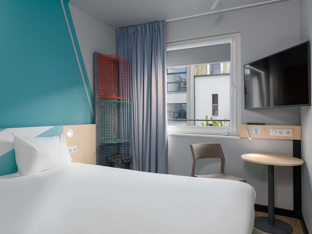 Habitación doble compacta con distribución inteligente del hotel Ibis Budget Hamburg St Pauli Messe. Foto 7
