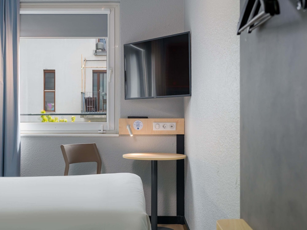 Habitación doble compacta con distribución inteligente del hotel Ibis Budget Hamburg St Pauli Messe. Foto 8