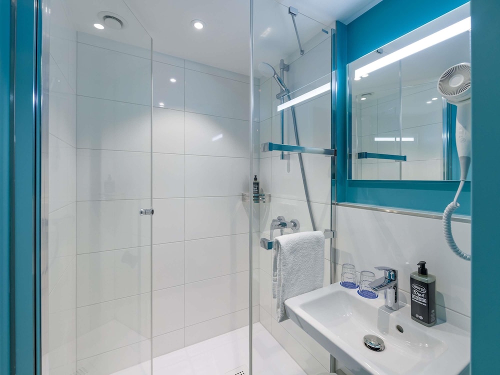Habitación doble compacta con distribución inteligente del hotel Ibis Budget Hamburg St Pauli Messe. Foto 9