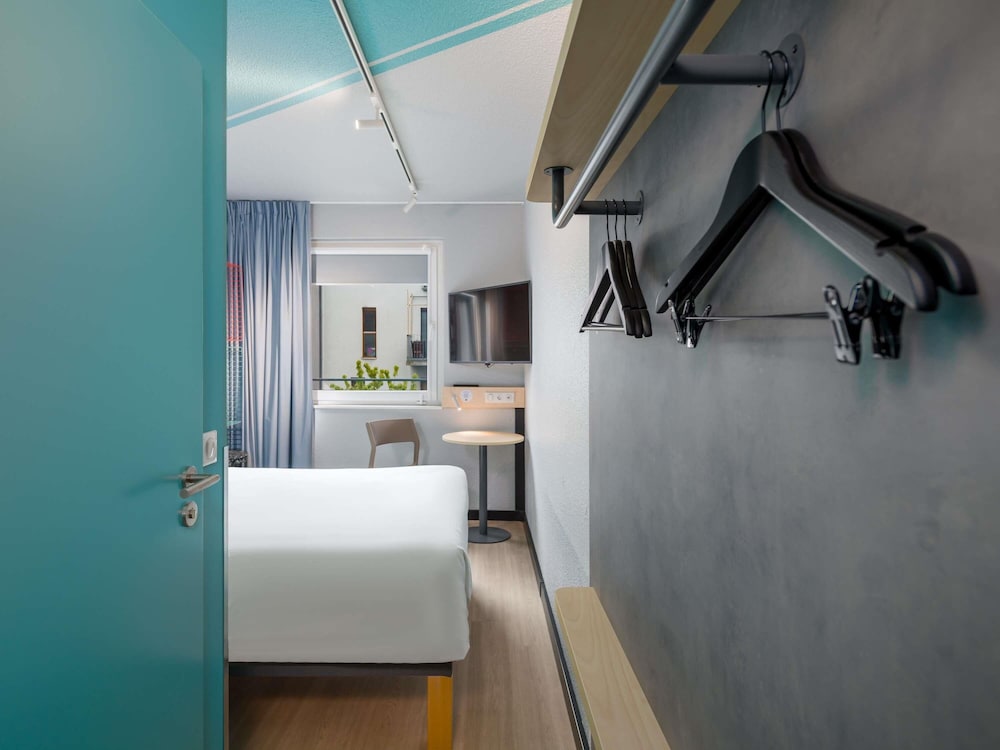 Habitación doble compacta con distribución inteligente del hotel Ibis Budget Hamburg St Pauli Messe. Foto 10