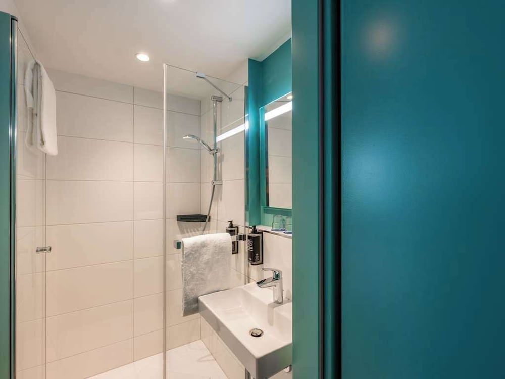 Habitación doble compacta con distribución inteligente del hotel Ibis Budget Hamburg St Pauli Messe. Foto 11