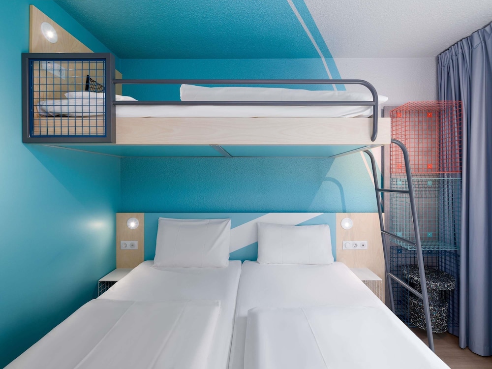Habitación triple compacta con distribución inteligente del hotel Ibis Budget Hamburg St Pauli Messe