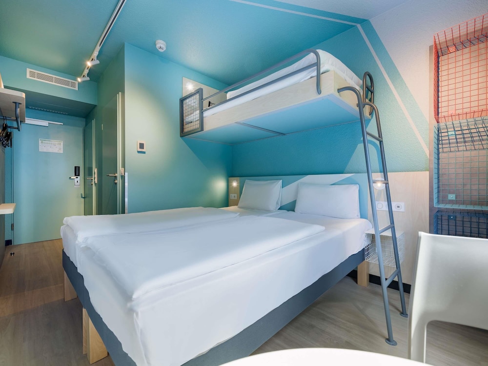 Habitación triple compacta con distribución inteligente del hotel Ibis Budget Hamburg St Pauli Messe. Foto 4