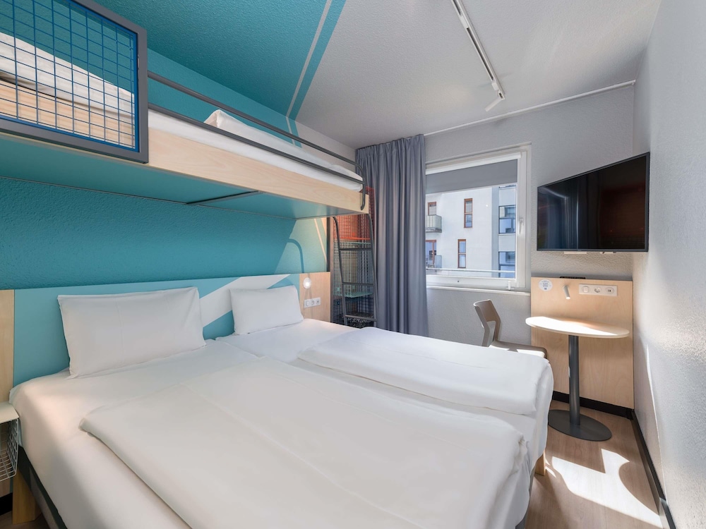 Habitación triple compacta con distribución inteligente del hotel Ibis Budget Hamburg St Pauli Messe. Foto 7