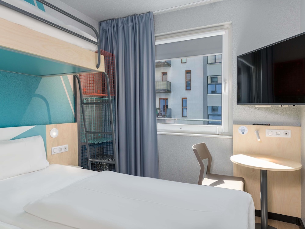 Habitación triple compacta con distribución inteligente del hotel Ibis Budget Hamburg St Pauli Messe. Foto 8
