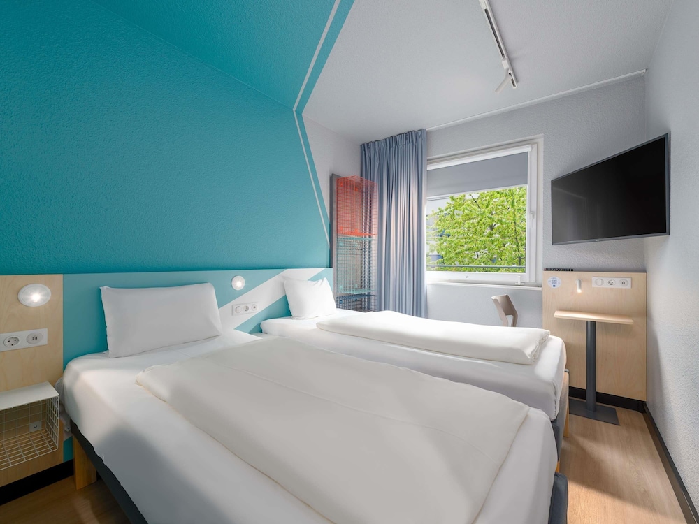 Habitación twin compacta con distribución inteligente del hotel Ibis Budget Hamburg St Pauli Messe