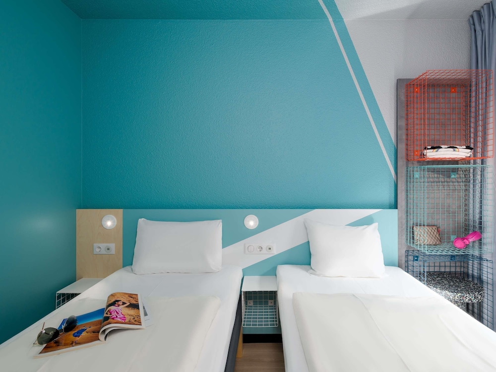 Habitación twin compacta con distribución inteligente del hotel Ibis Budget Hamburg St Pauli Messe. Foto 3