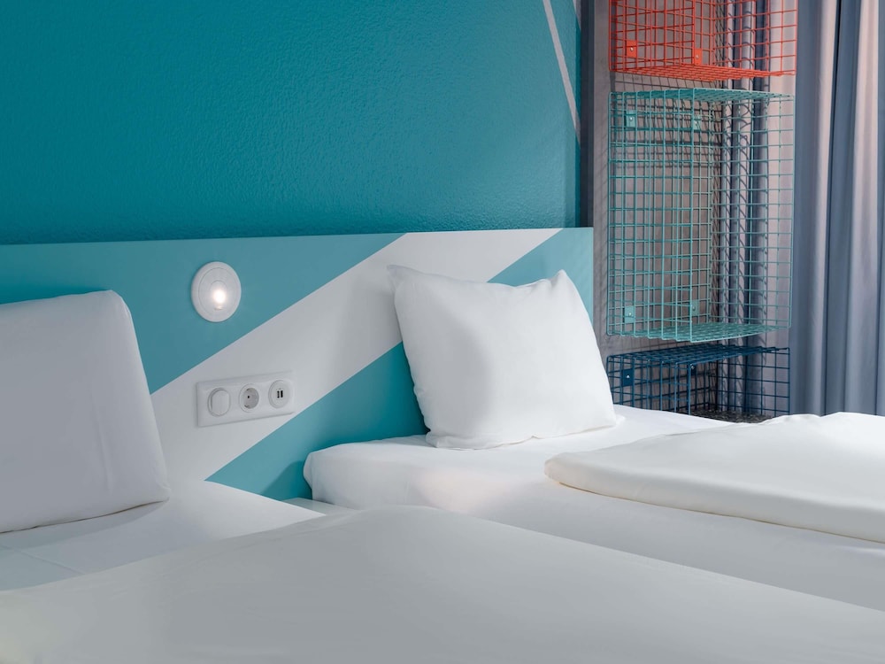 Habitación twin compacta con distribución inteligente del hotel Ibis Budget Hamburg St Pauli Messe. Foto 5