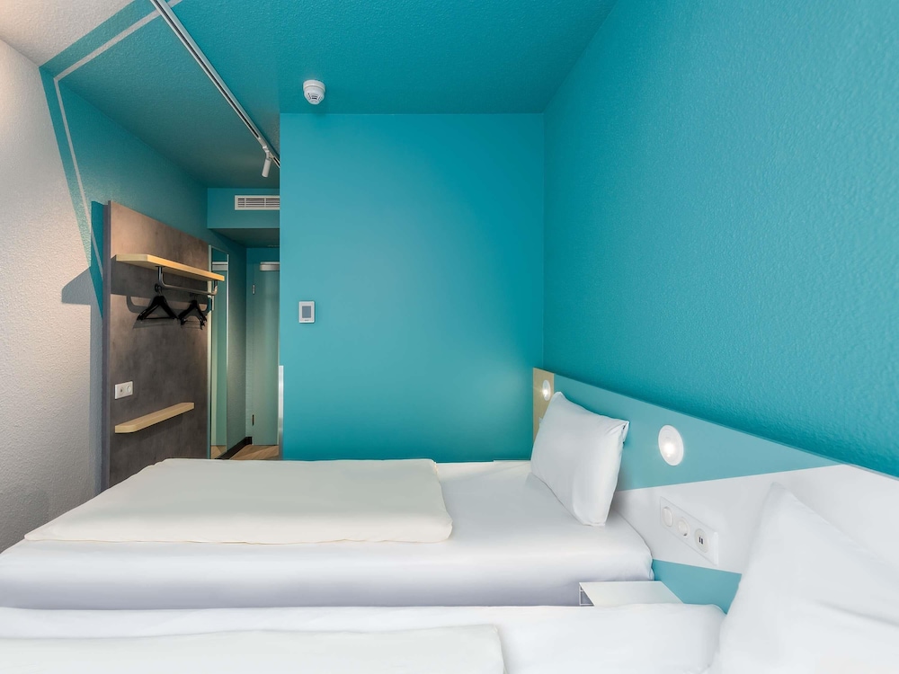 Habitación twin compacta con distribución inteligente del hotel Ibis Budget Hamburg St Pauli Messe. Foto 7