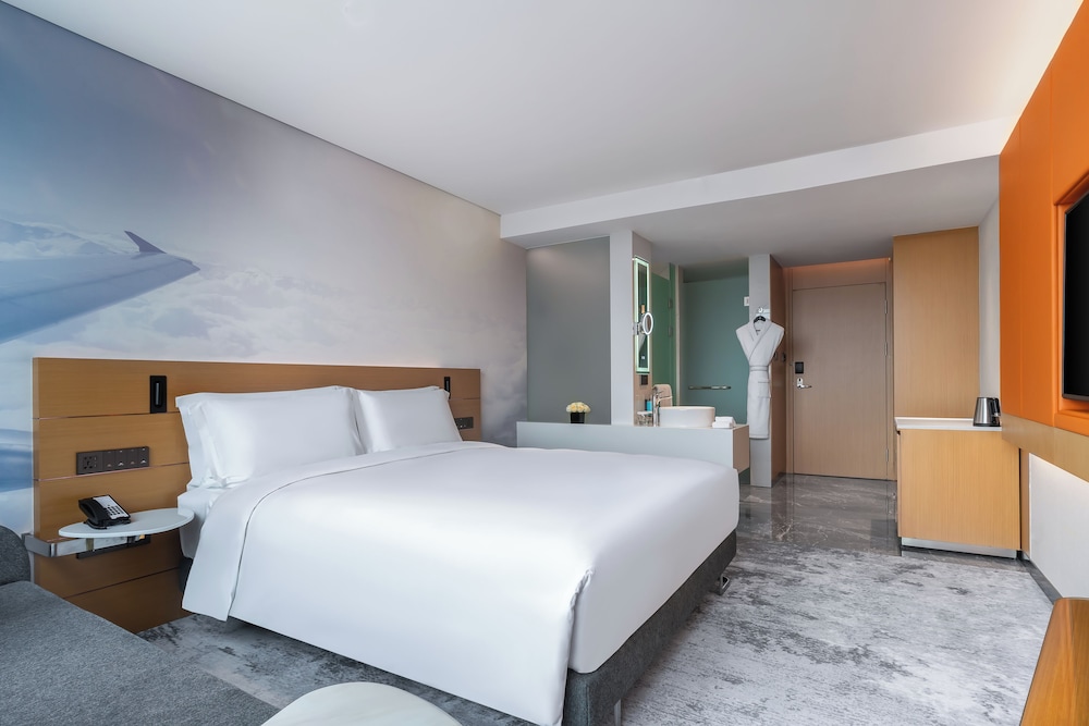 Habitación estándar con 1 cama king size del hotel Novotel Guangzhou Baiyun Airport. Foto 5
