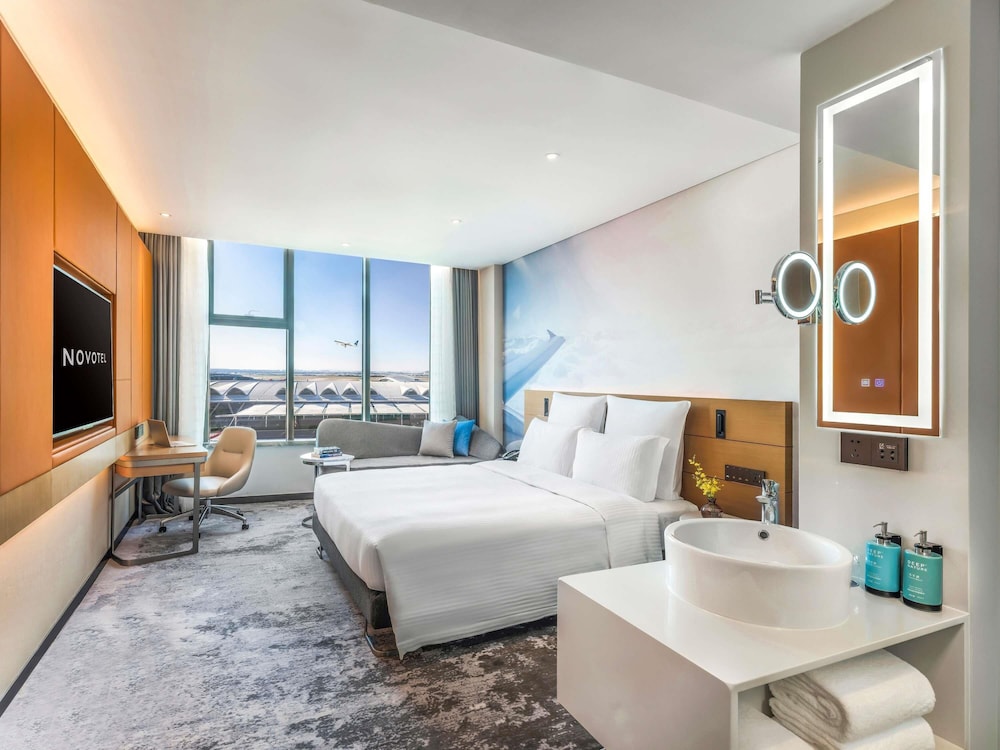 Habitación ejecutiva con 1 cama king size Acceso al salón del hotel Novotel Guangzhou Baiyun Airport. Foto 4
