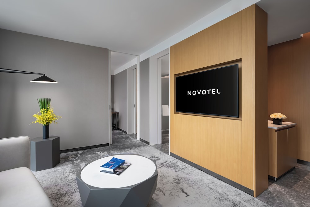 Suite estándar con 1 cama king size del hotel Novotel Guangzhou Baiyun Airport. Foto 1