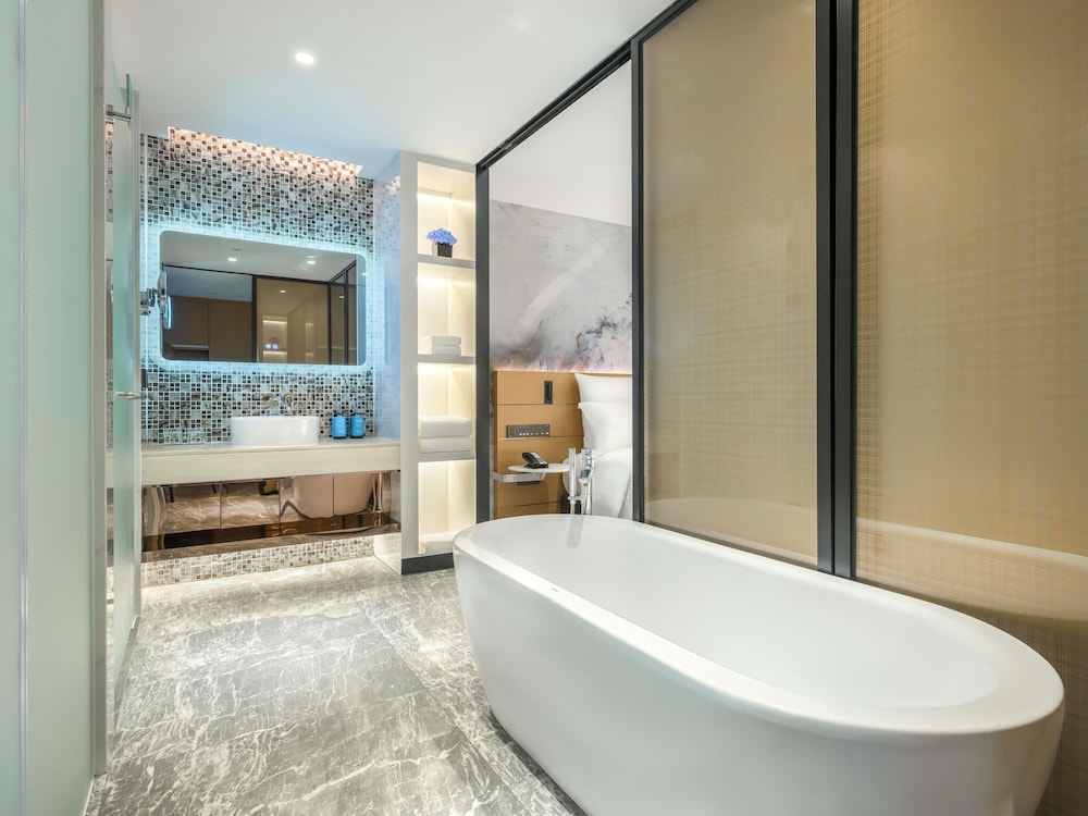 Suite estándar con 1 cama king size del hotel Novotel Guangzhou Baiyun Airport. Foto 3
