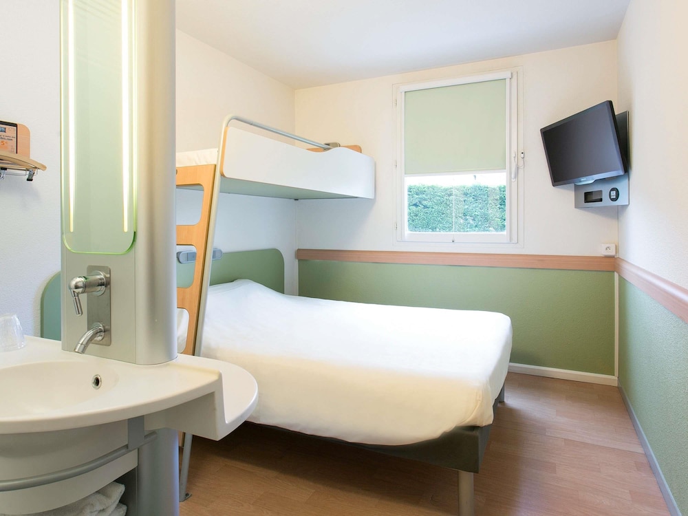 Habitación TRIPLE con una cama de gran tamaño y litera del hotel ibis budget Bordeaux Aeroport. Foto 1