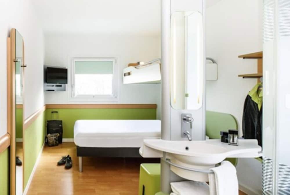 Habitación TRIPLE con una cama de gran tamaño y litera del hotel ibis budget Bordeaux Aeroport. Foto 4
