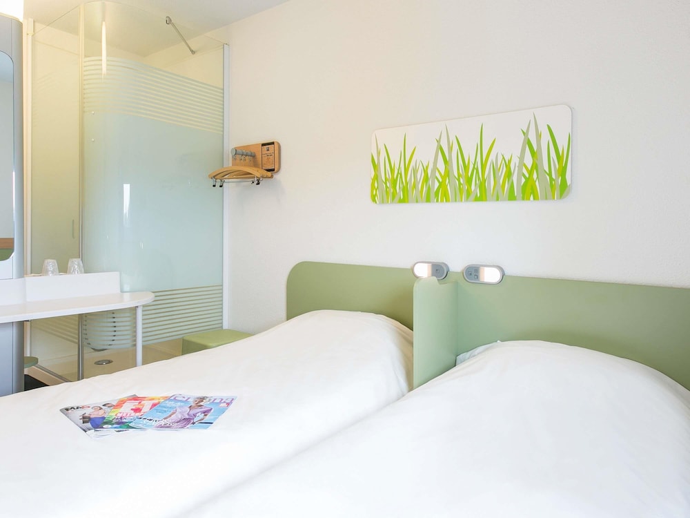 Habitación con dos camas individuales del hotel ibis budget Bordeaux Aeroport