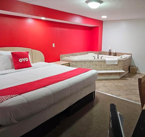 Habitación Prémium con cama extragrande y bañera de hidromasaje del hotel OYO Starlite Seneca Falls. Foto 4