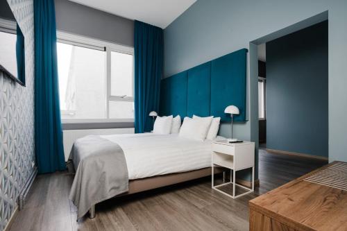 Habitación Familiar con litera y zona de cocina del hotel ODDSSON