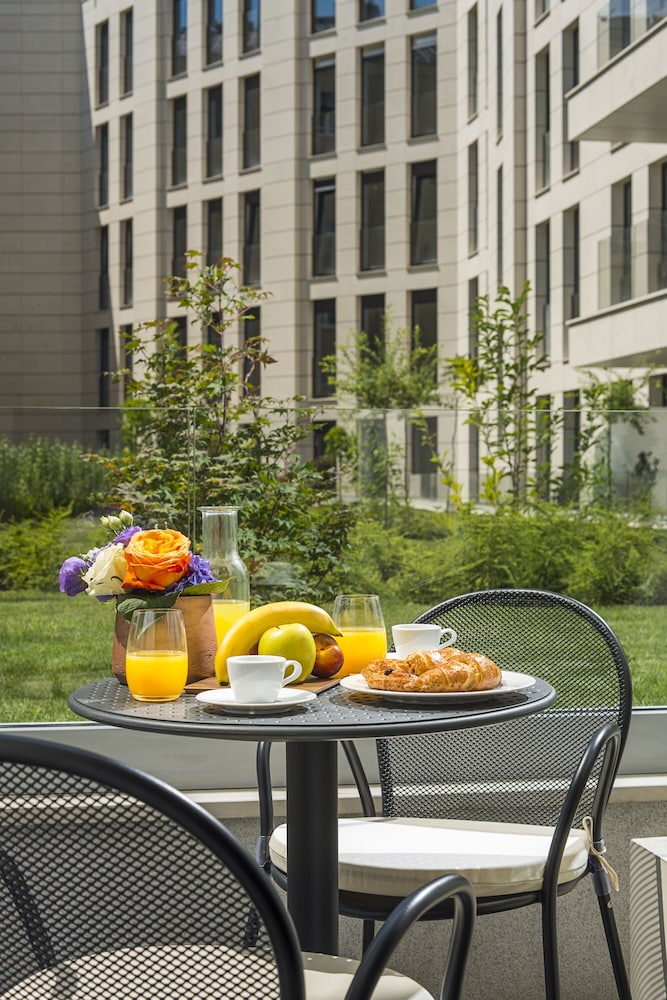 2 camas twin, vista al jardín del hotel Hyatt Regency Sofia. Foto 3