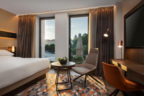 Suite Regency con vista a la plaza Vasil Levski del hotel Hyatt Regency Sofia. Foto 1