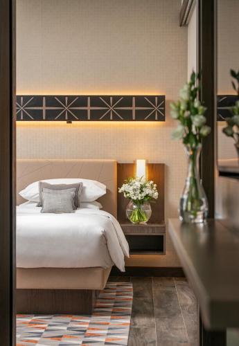 Suite Regency con vista a la plaza Vasil Levski del hotel Hyatt Regency Sofia. Foto 4