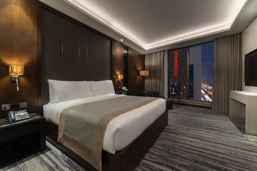Habitación Deluxe, 1 cama de matrimonio grande del hotel Mövenpick and Residences Riyadh. Foto 3