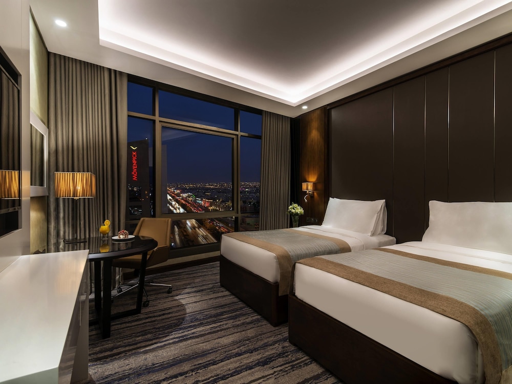 Habitación superior con 2 camas individuales, 1 cama individual (Executive) del hotel Mövenpick and Residences Riyadh
